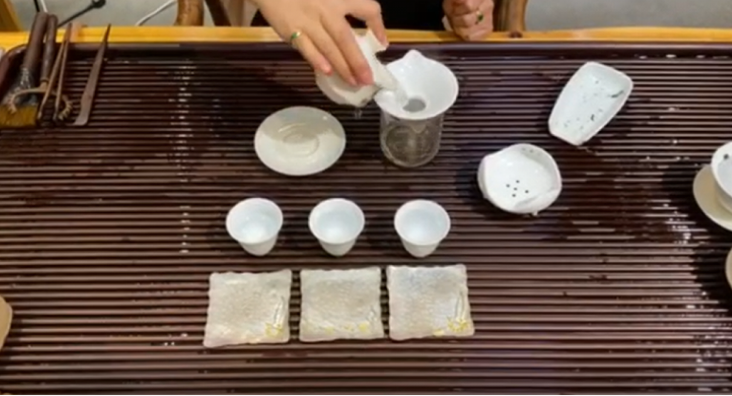 Chinese tea ceremony step 4 – wash the tea leaves
