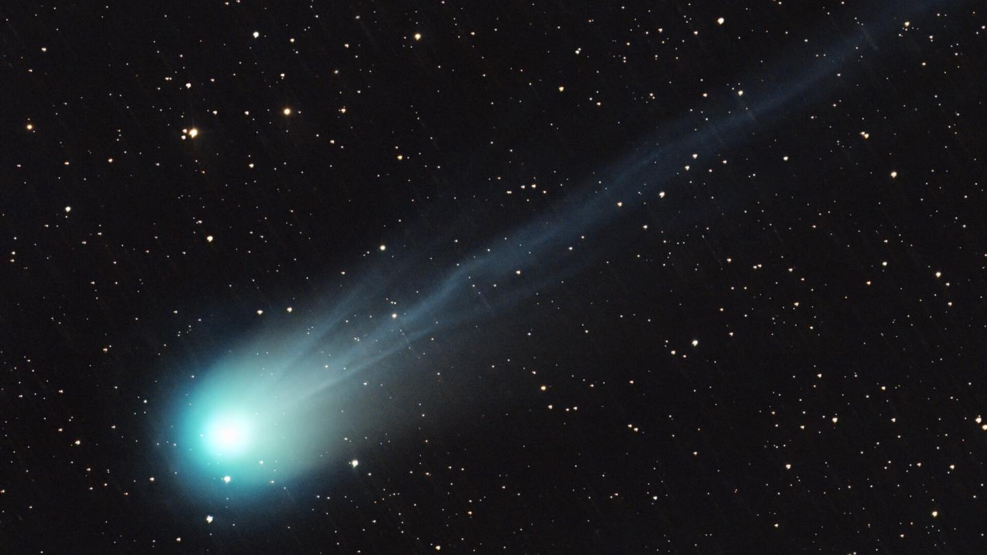 Photo of a comet with a glowing nucleus and extended tail