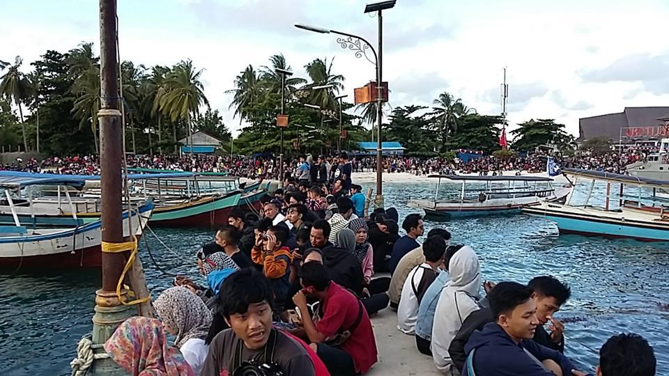 Hundreds of people came to Pantai Kelayan to see the eclipse