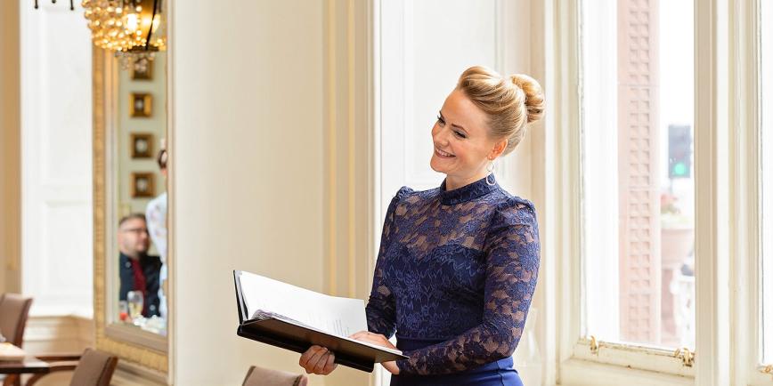 Soprano Lizzie Holmes, DEBUT