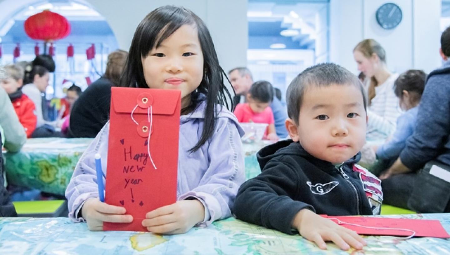 Two children making hongbao 