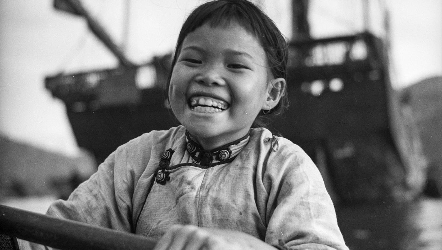 Photo of a girl in a sampan in Aberdeen harbour, Hong Kong (1937 or 1938)