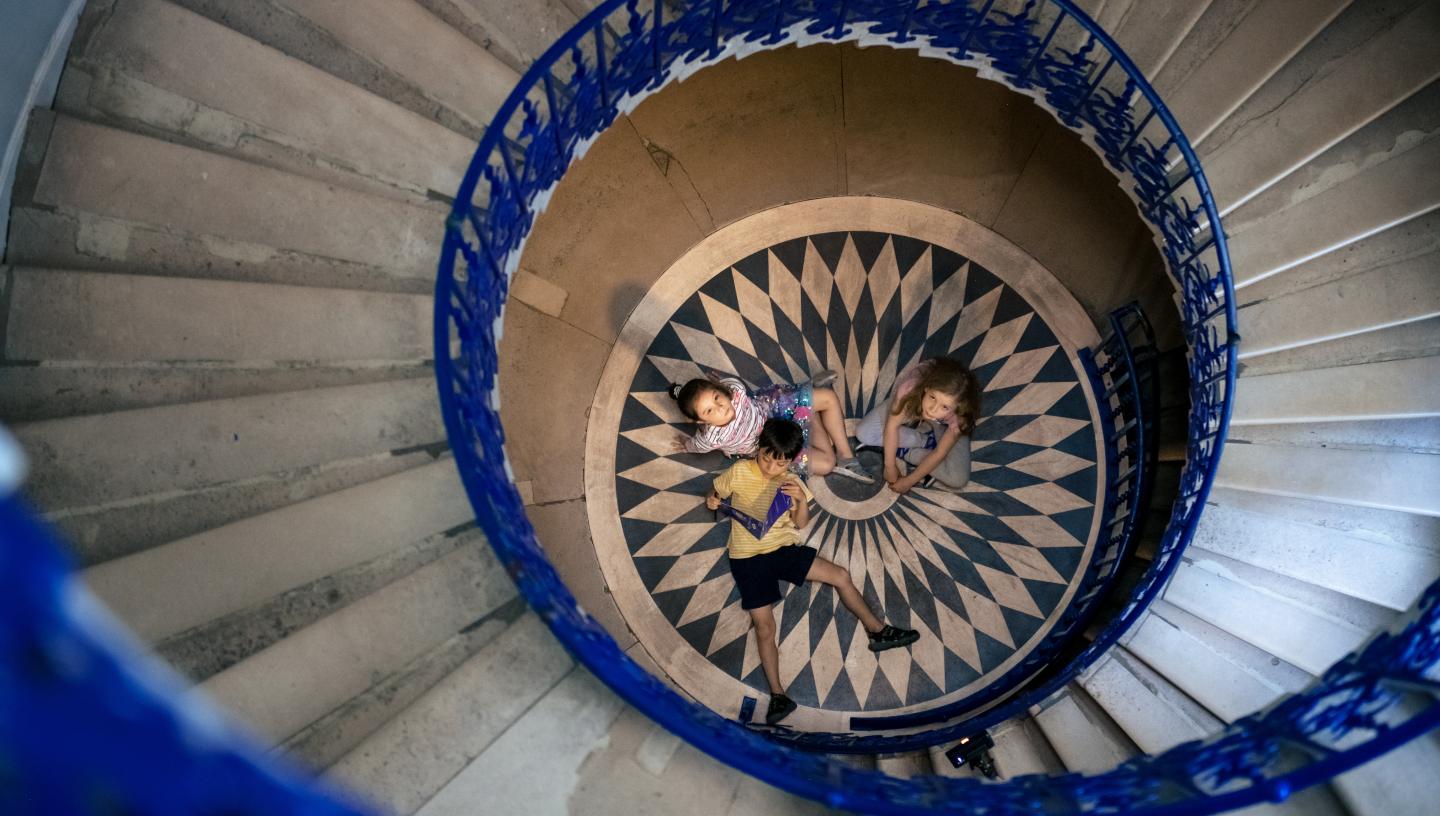 (source of Queen's house tulip staircase with children picture)