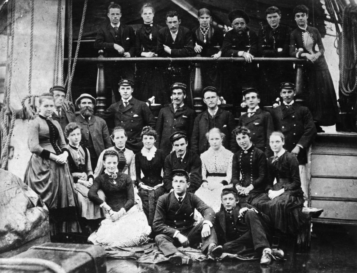 Black and white photograph of Cutty Sark's crew