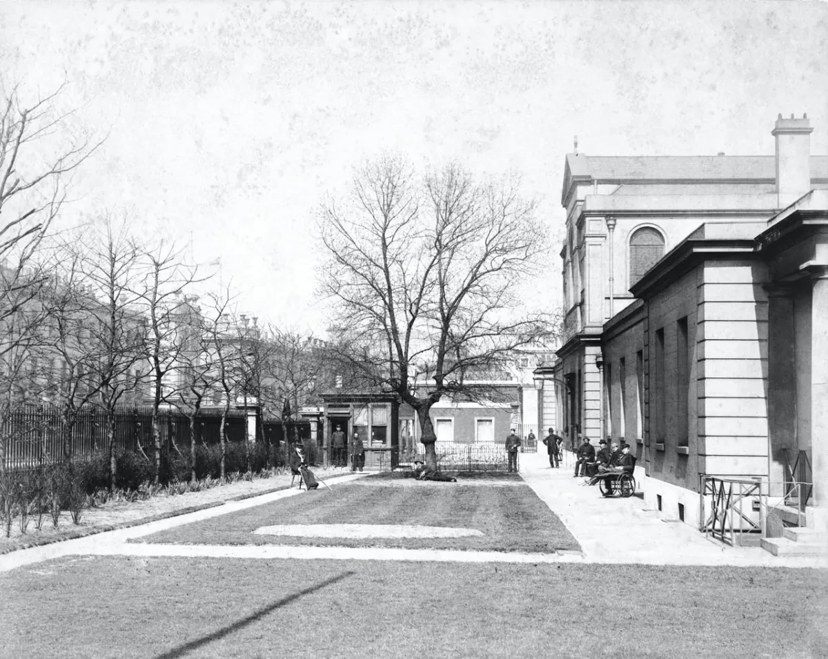 A photograph of the Somerset Wing of the Dreadnought Seamen’s Hospital, with King William Street on the left, circa 1900 (D3016-3)