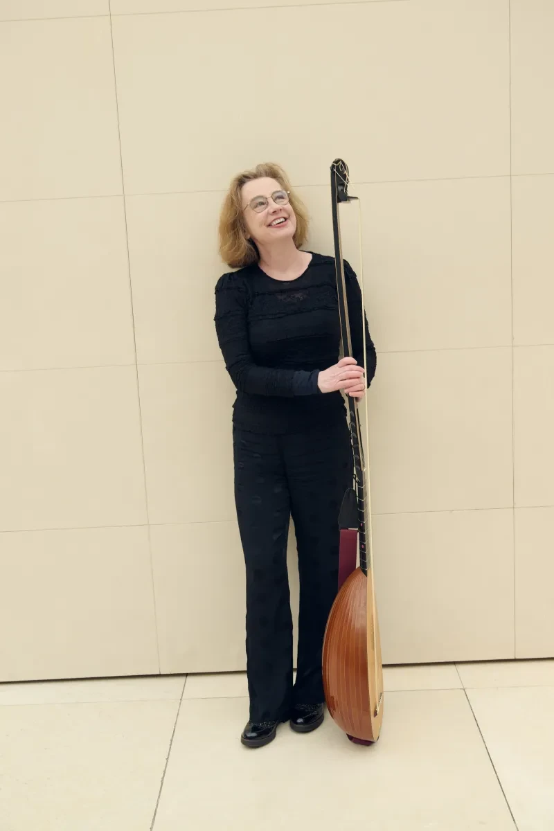Image of musician Elizabeth Kenny holding a lute