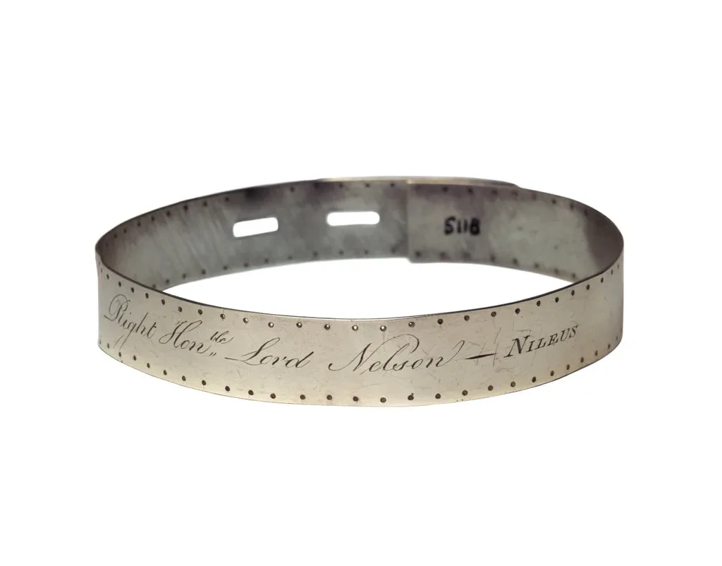 Dog collar in silver with words engraved on it