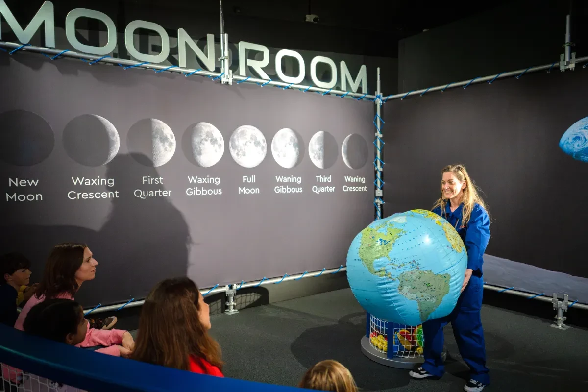 An image for '3. Moon room'