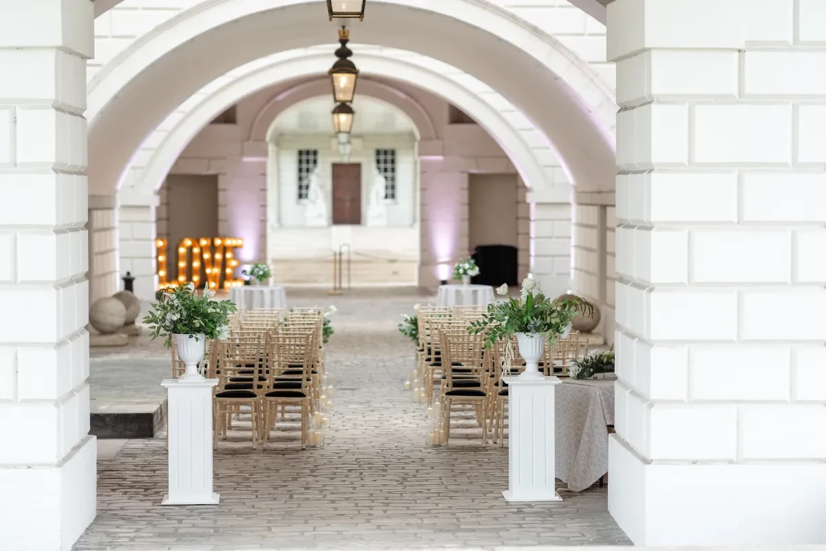 The carriageway ceremony setup