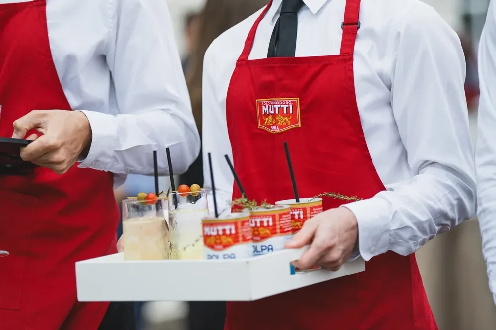 Mutti drinks on a tray with a Mutti server