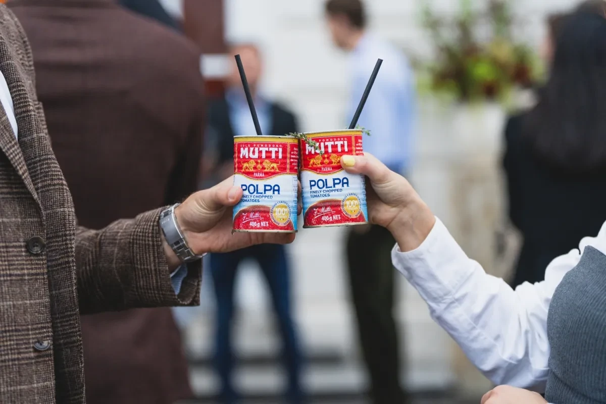 Mutti tin glasses clinking