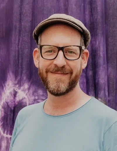 Man with glasses and hat