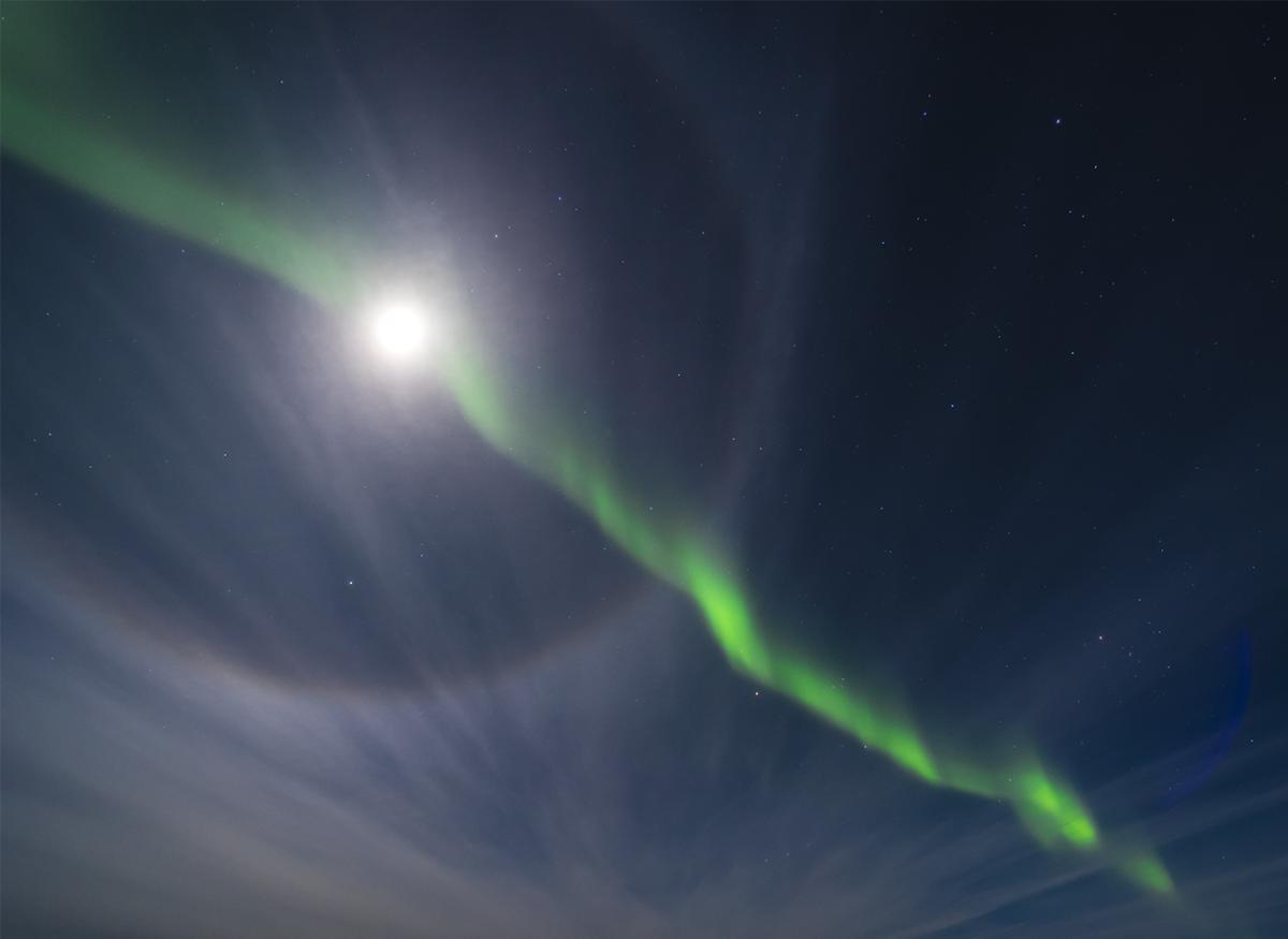 A-34584-9_2 in 1 - Moon Halo and Aurora Borealis © Mustafa Aydın copy.jpg