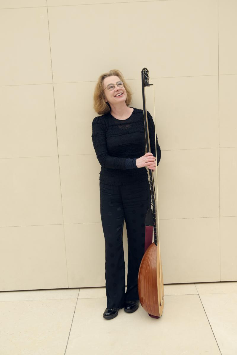 Image of musician Elizabeth Kenny holding a lute
