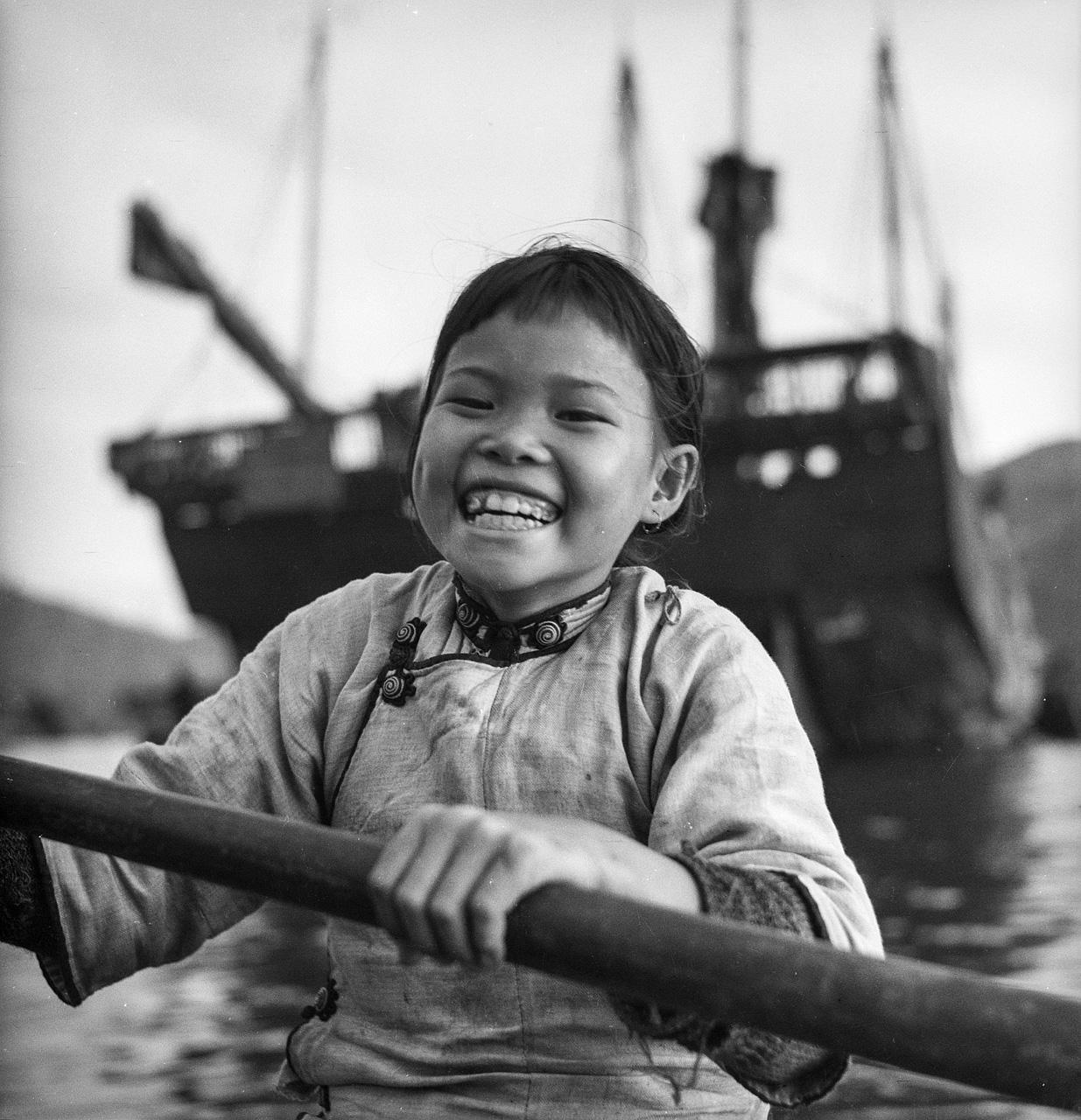 Photo of a girl in a sampan in Aberdeen harbour, Hong Kong (1937 or 1938)