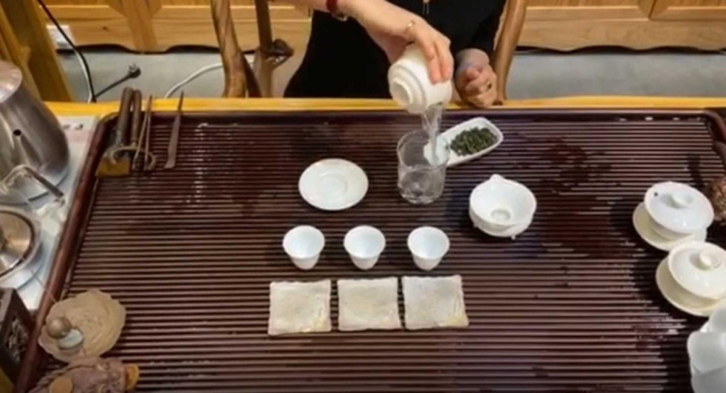 Chinese tea ceremony step 2 – rinse the teapot