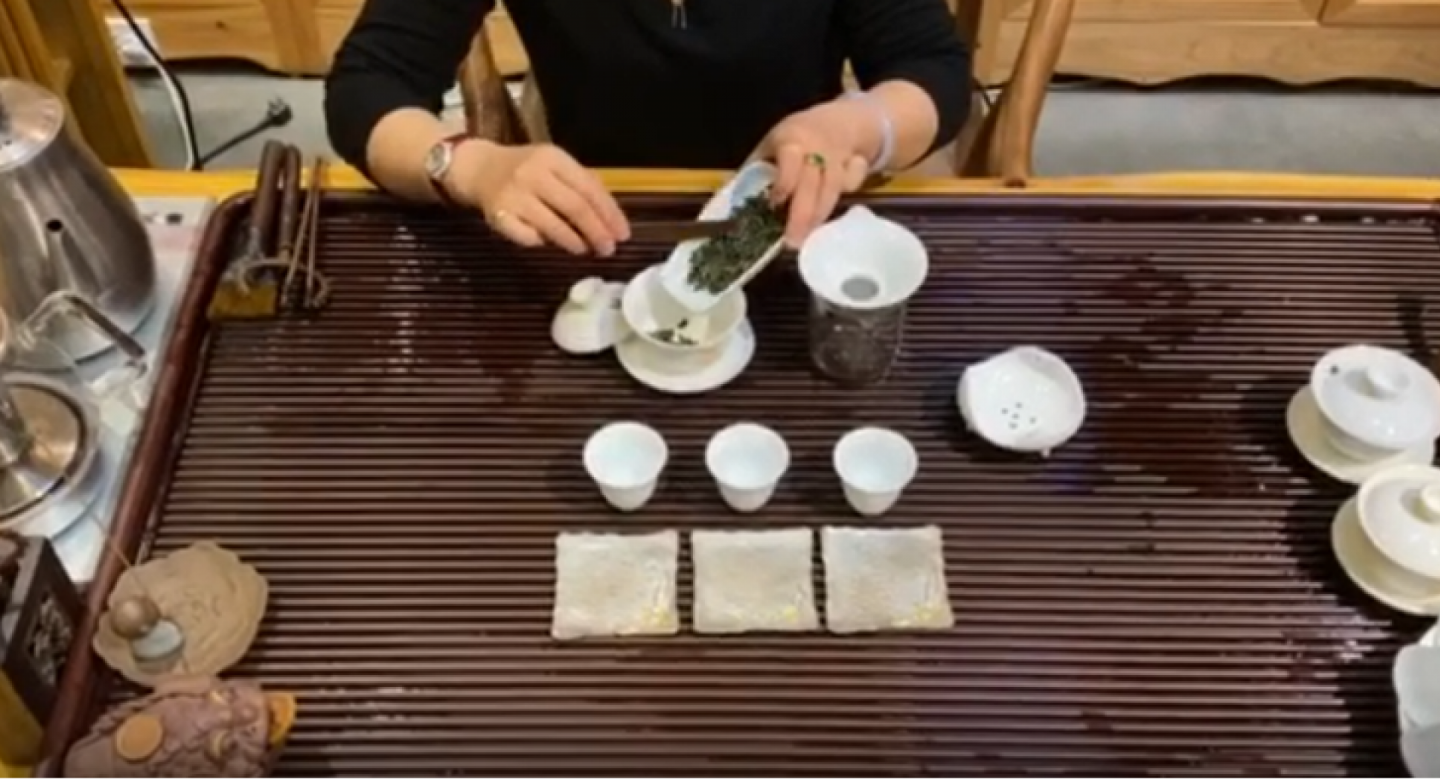 Chinese tea ceremony step 3 – put tea leaves into the teapot