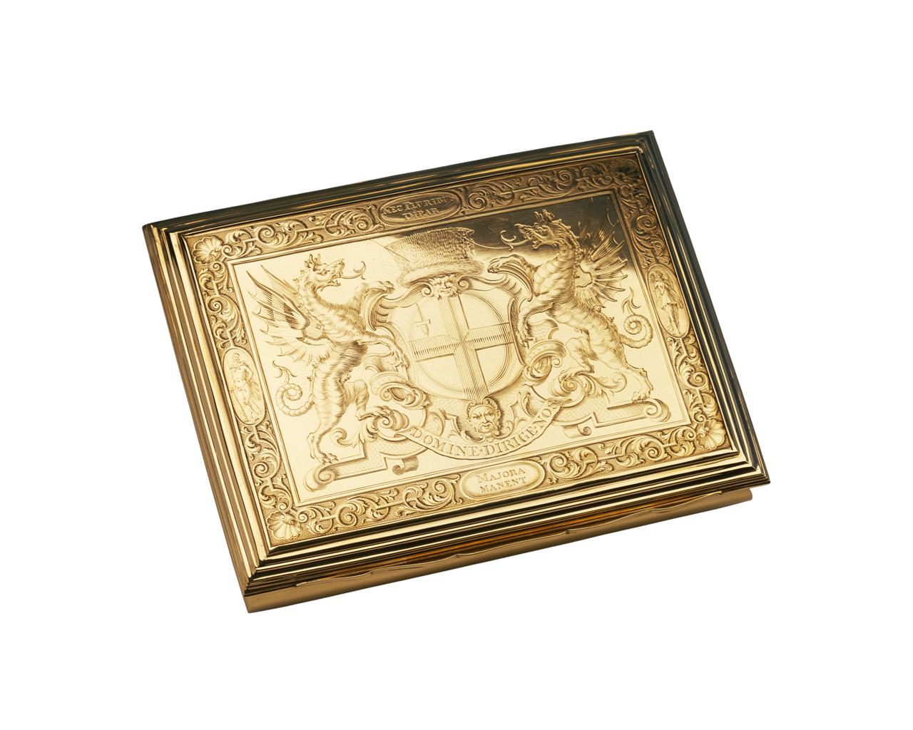 An engraving of the City of London coat of arms with the motto 'DOMINE DIRIGE NOS' covers the lid of the box, within a scrolled border with scallop shell design at the corners and classical figures of Hercules on the left and Victory on the right. Inscribed above the arms is: 'NEC PLURIBUS IMPAR.', and below: 'MAJORA MANENT'. The front of the box is inscribed 'IASPER CUNST LONDON'.