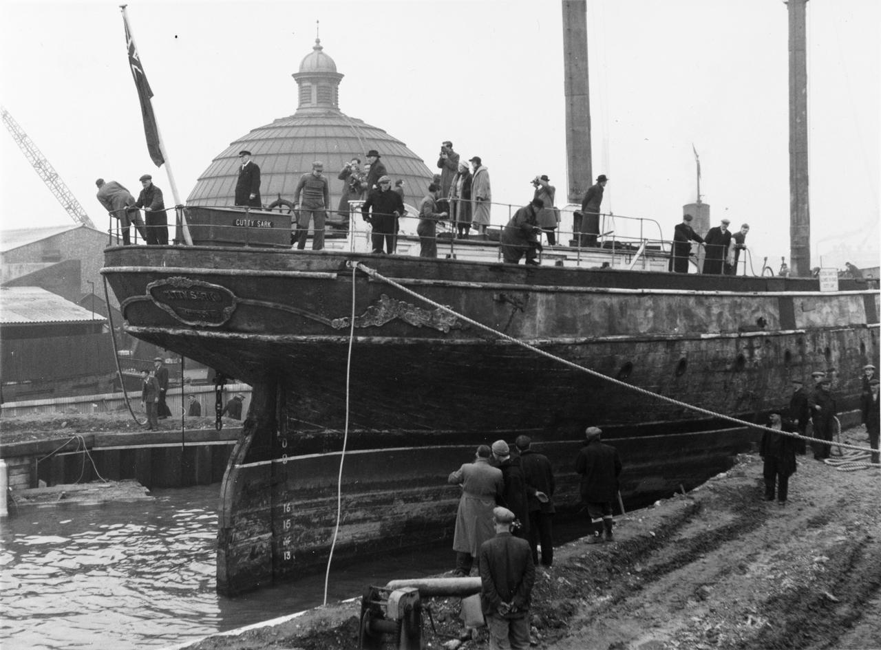 Photograph of Cutty Sark being installed in Greenwich