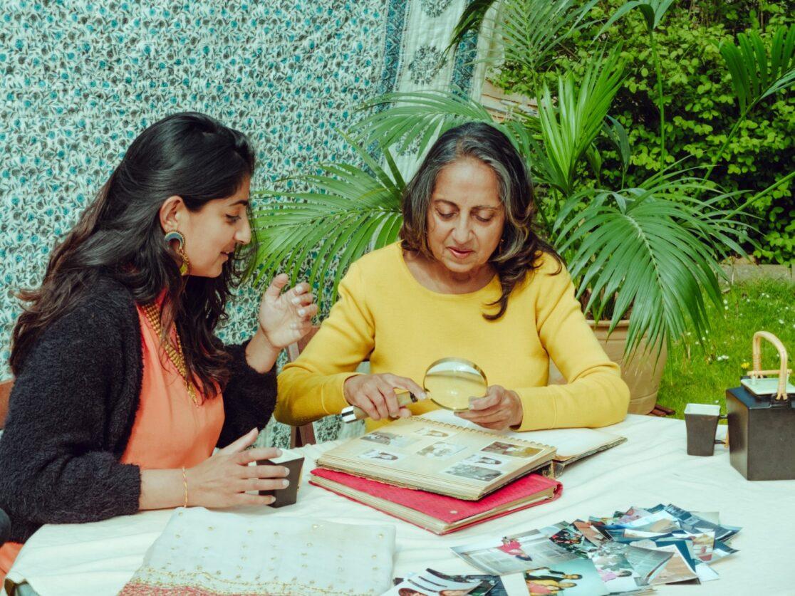 Two women discuss jewellery