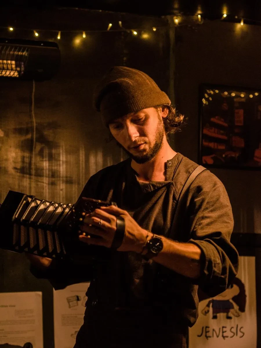 Image of a singer holding an accordion