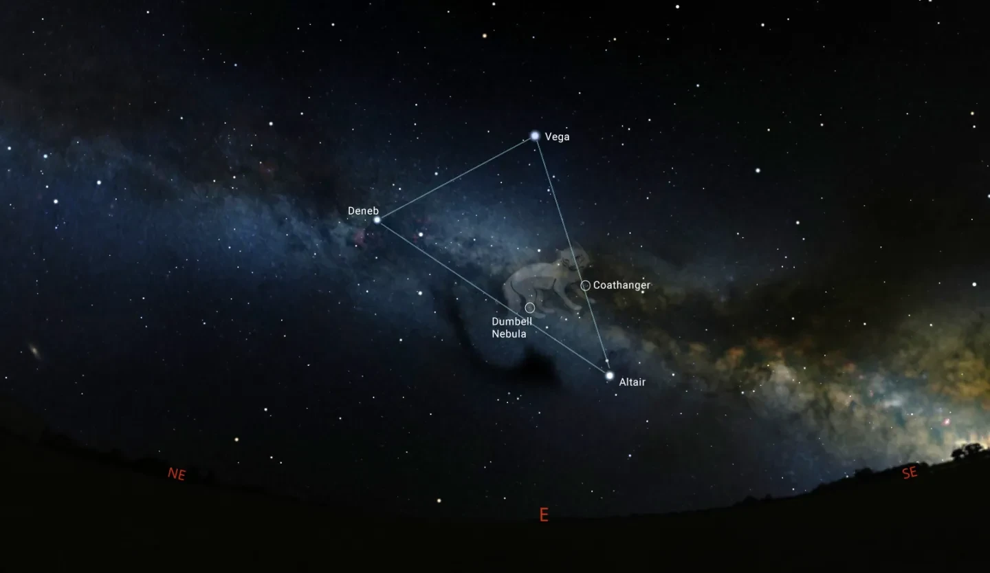 stellarium screenshot of summer triangle with coathanger and dumbell nebula