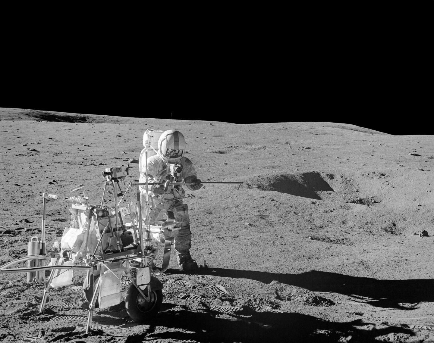 Alan Shephard and his golf club on the moon - Apollo 14
