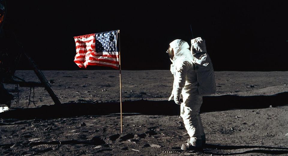 Moon landing conspiracy theories, debunked