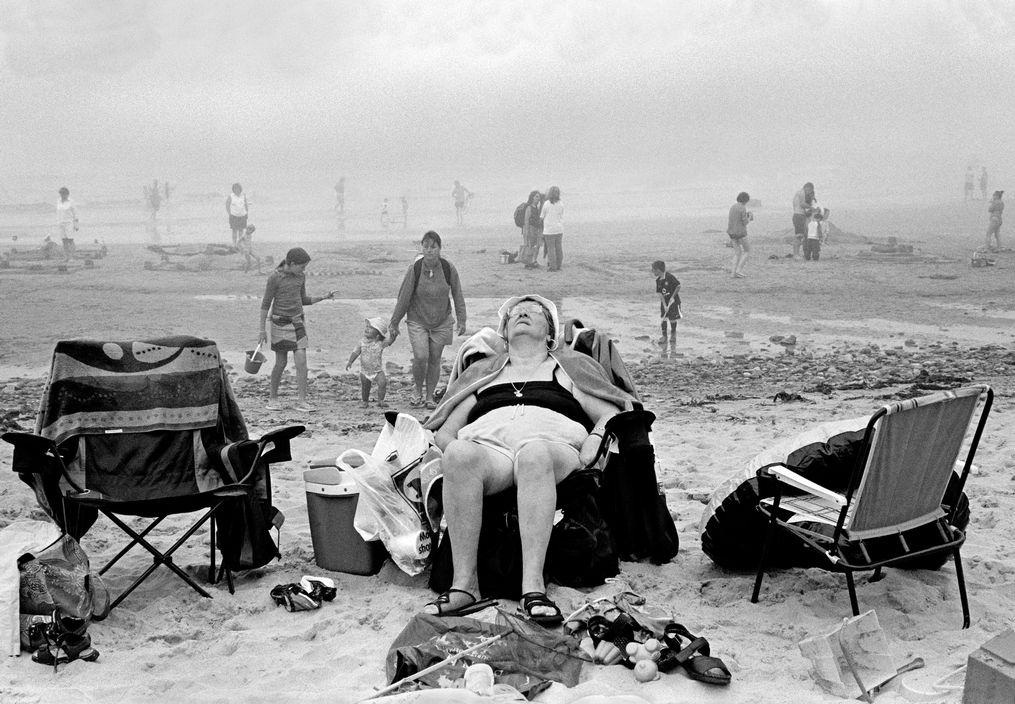 Porth Oer (Whistling Sands), 2004 © David Hurne / Magnum Photos