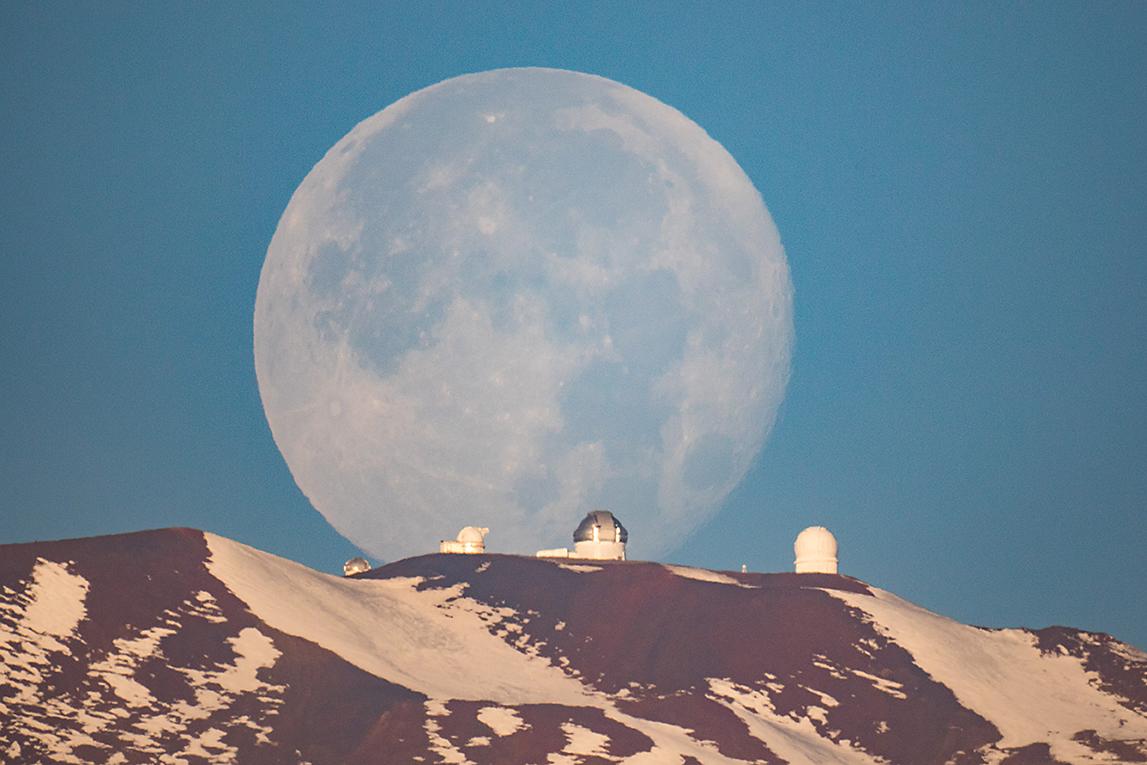 Mauna Kea Moonset © Sean Goebel