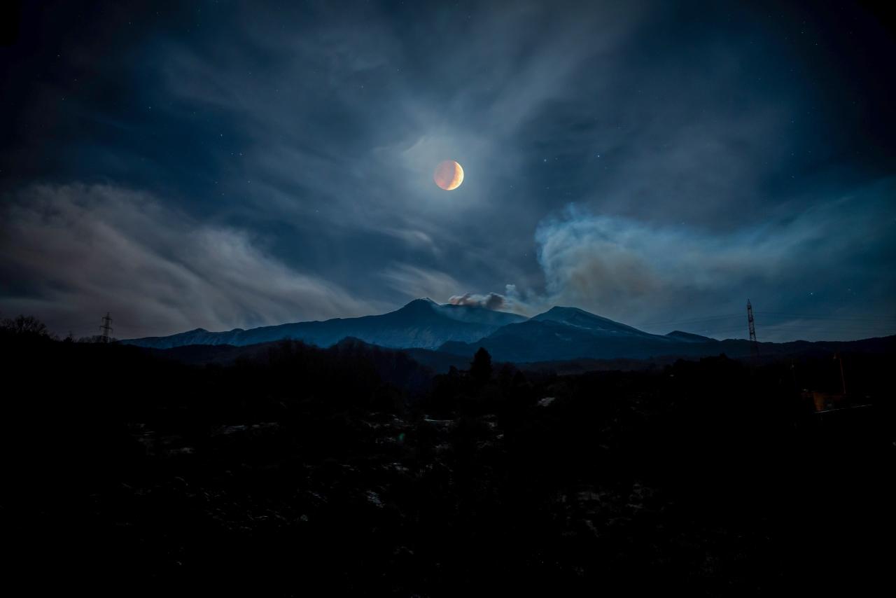 Moon Eclipse over Mount Etna © Alessia Scarso