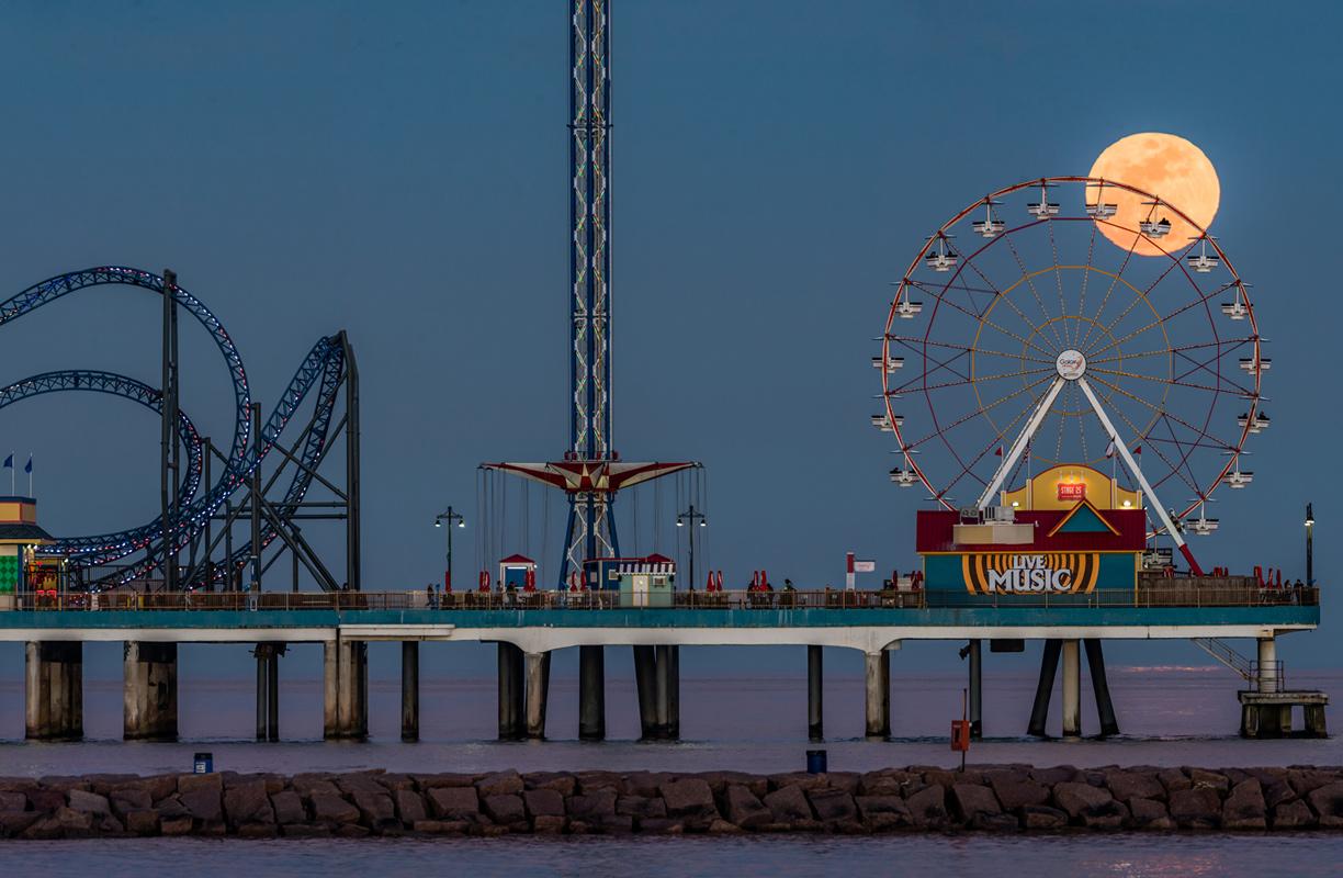 Moonrise at the Pier © Sergio Garcia