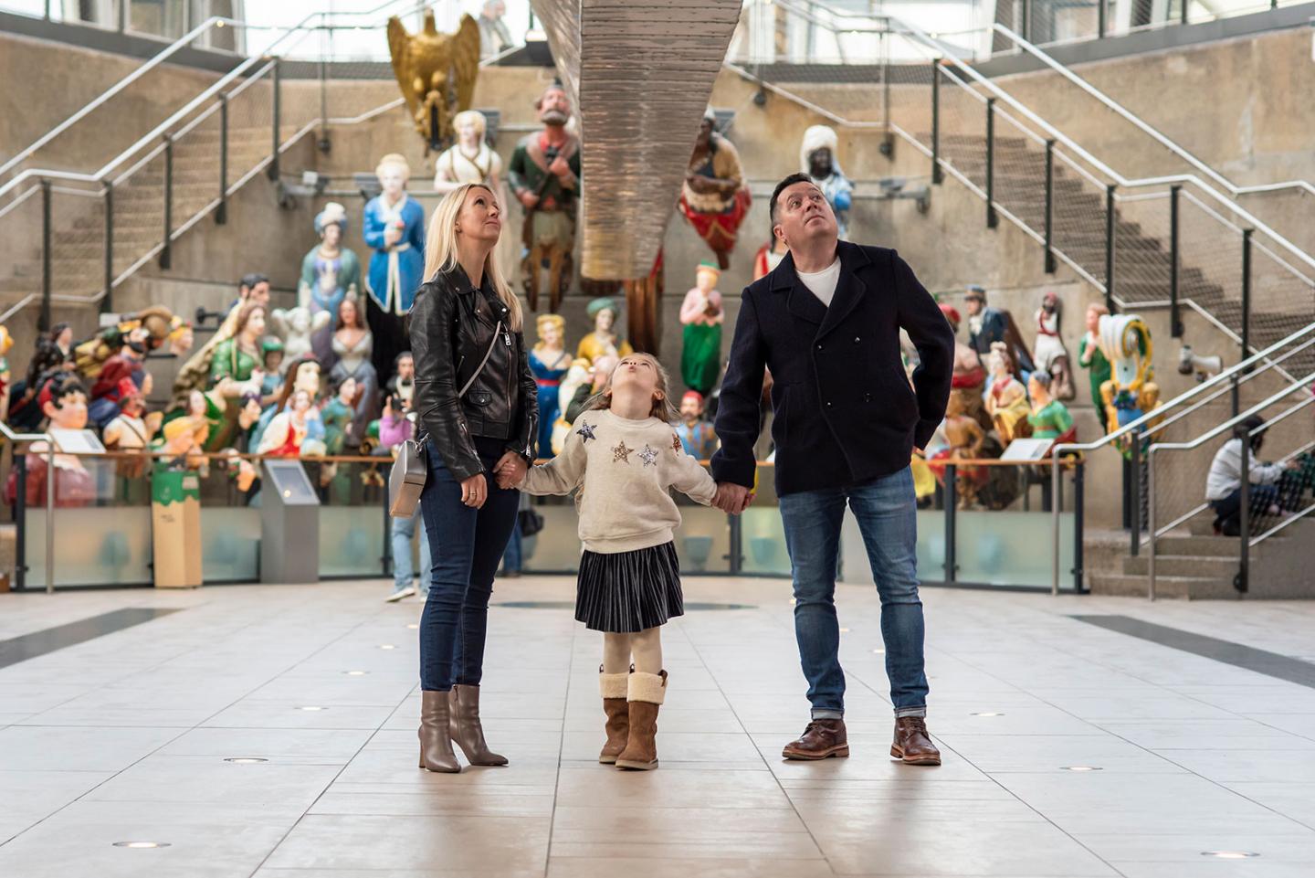 Family under the hull of Cutty Sark 