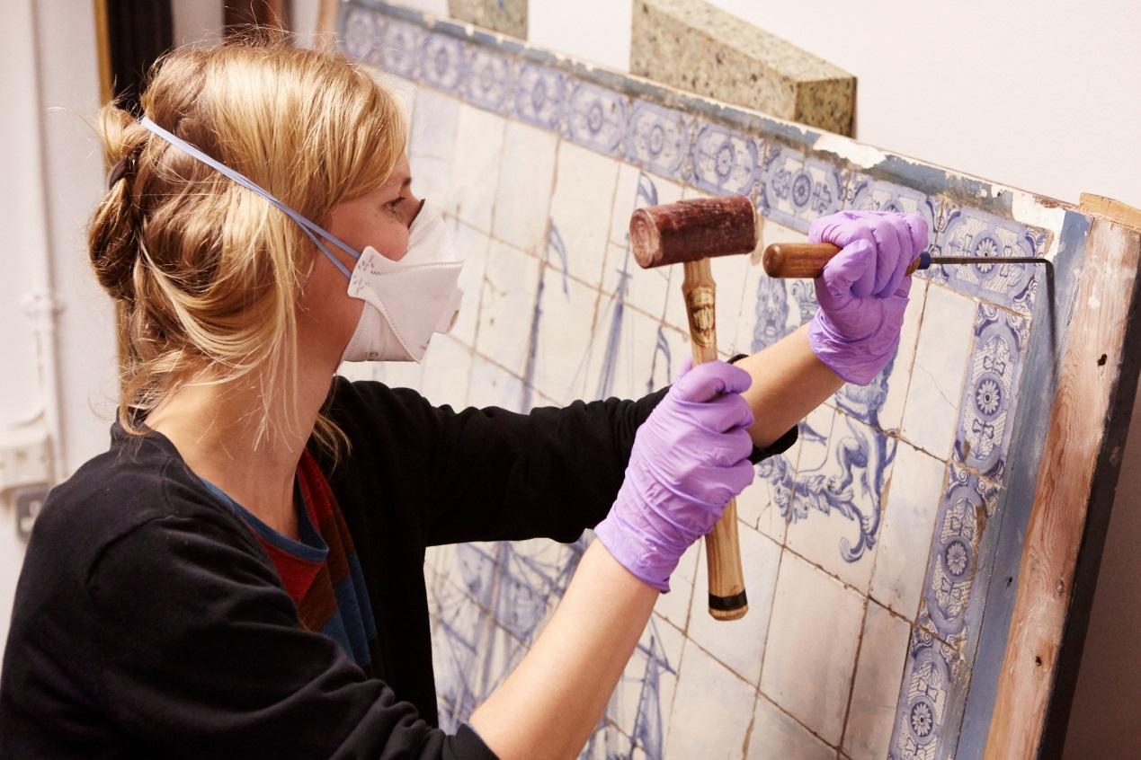 Conservators don’t often take a chisel to an object. Read on to learn more about what it took to prepare this Delft tile picture for display