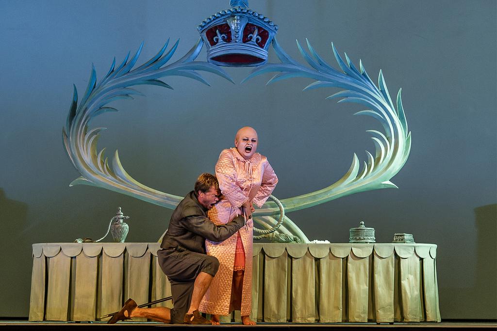 Toby Spence as the Earl of Essex and Susan Bullock as Queen Elizabeth I in Gloriana © ROH Clive Barda 2013