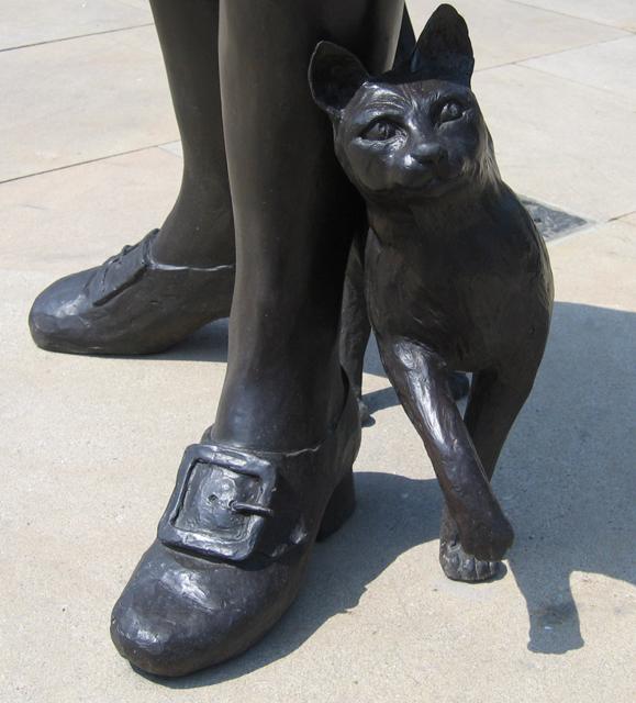 Trim the Cat with the Matthew Flinders Statue at Donington (Source Wikimedia)