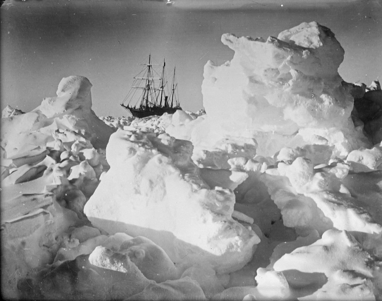 'Endurance' in the Ice during Ernest Shackleton's expedition to Antarctica (P1, National Maritime Museum)