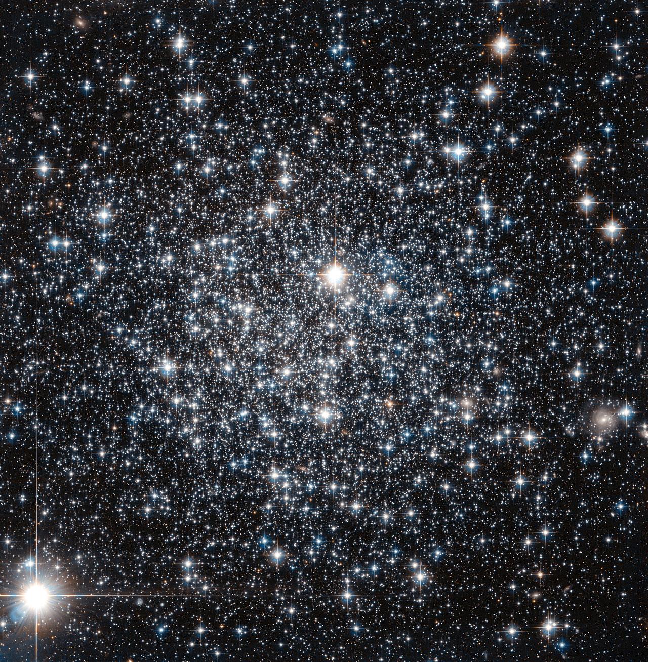 Hubble telescope captures spectacular image of globular cluster