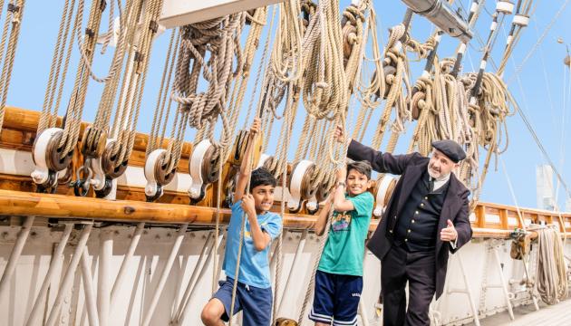 Captain Woodget and kids with ropes